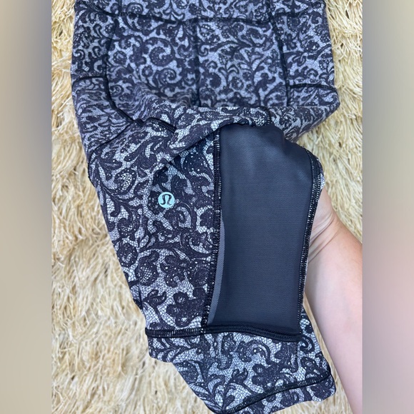 Lululemon✨Outrun 17" Crop Pockets Reflective Mesh✨Mini Cinder Lace White Black✨4 - Picture 7 of 16